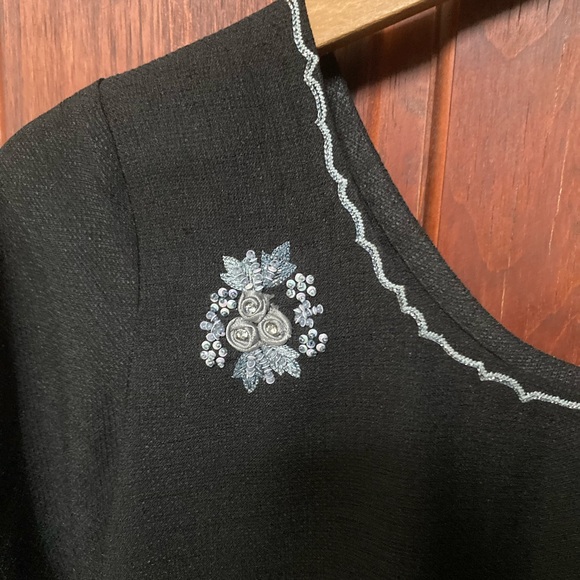 Semiformal Pakistani winter black kameez embroidered w/silver threads and stones - Picture 3 of 3